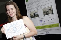 Ex-aluna de licenciatura em química conquista prêmio científico