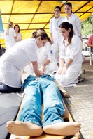 Pós em enfermagem realiza simulação de resgate vertical no Taquaral