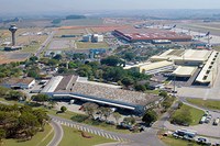 Universitários visitam aeroporto de Viracopos em Campinas