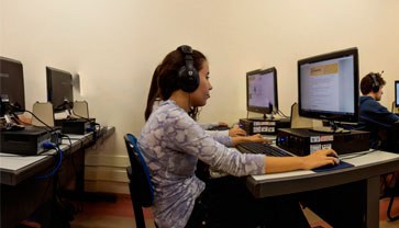 Para responder com sucesso à proposta pedagógica o curso conta com laboratórios especializados