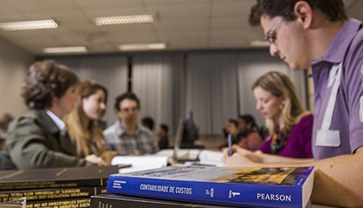Conheça as linhas e atividades de pesquisa, programas de extensão e o processo de monografia do curso