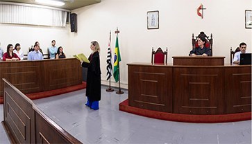 Laboratório de Prática Jurídica Simulada, Informática e acervo bibliográfico anualmente atualizado