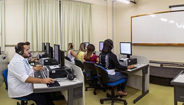 Um espaço com os recursos tecnológicos necessários para atividades acadêmicas dinâmicas e interativas