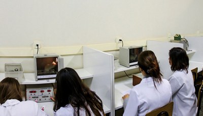 Laboratório com 20 caixas de condicionamento operante e computadores para pesquisa